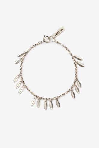 Bracciale in metallo lucido con foglie e ciondoli