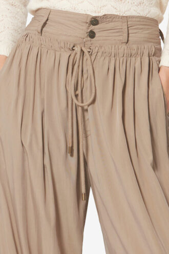Pantaloni Inaya a gamba larga con cintura a strati